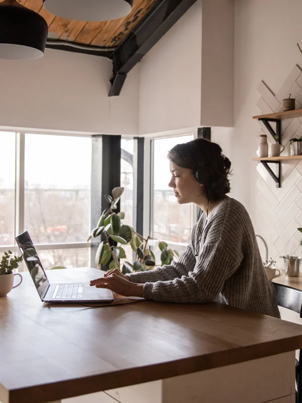 Employee working remotely and recording her working time with LapsoWork